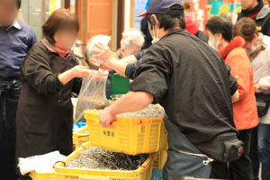 明石の魚の棚で量り売りされるイカナゴの様子