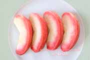 果肉も赤いリンゴ 皮をむいた栄紅(えいこう)の果肉 果肉も赤いリンゴ 皮をむいた栄紅(えいこう)の果肉