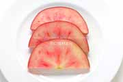 キルトピンク（リンゴ長果34）のスライス断面　果肉も赤いリンゴ
