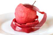 皮をむいた果肉が赤いリンゴ　レッド キュー