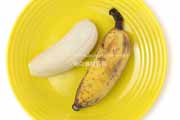 皮をむいたアップルバナナの果肉　Latundan banana