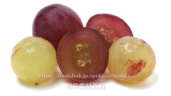 レッドグローブの皮をむいた果粒と断面