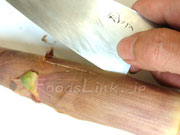淡竹（ハチク）にナイフを入れるところ